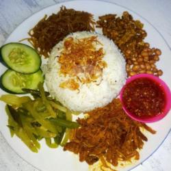 Nasi Uduk Ayam Suwir Crispy