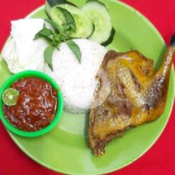 Bebek Goreng Pakai Nasi ( Sambal Mentah )