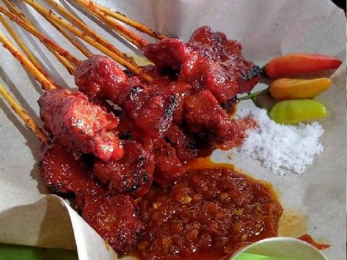 sate babi bu manis petitenget, Area Parkir Pantai Petitenget