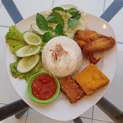 Nasi Ayam Goreng   Es Teh Manis