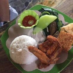 Nasi Tempong Ayam Goreng