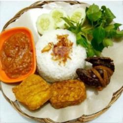 Nasi Uduk Tempe Tahu Ati Ampela  Air Mineral