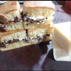 Martabak Manis Coklat Kismis