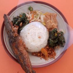 Nasi Campur  Lele Goreng