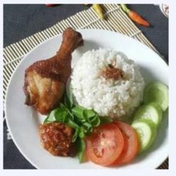 Pake Box Nasi Okonomis Ayam Tempe/tahu  Sambel Lalap