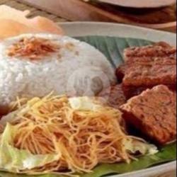 Nasi Uduk Semur Tahu/tempe/kentang Tempe Orek Bihun Kerupuk Sambal