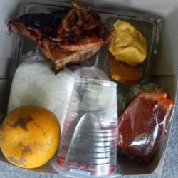 Nasi  Ayam Tahu Tempe   Buah Jeruk  Aqua Gelas