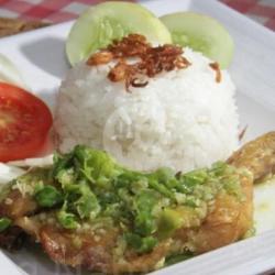 Lalapan Ayam Sambel Goreng Ijo