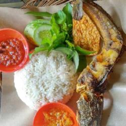 Paket Lele Goreng Nasi Tempe Goreng Sambal Lalapan