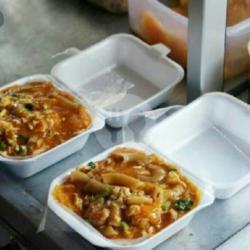 Seblak Kwetiaw Sosis(telor,makaroni,kerupuk,kwetiaw,sosis)