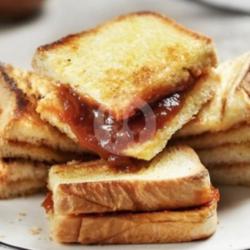 Roti Bakar (tiramizu Strawberry Crunchy)