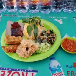 Nasi Putih/jagung,ikan Bumbu,ikan Asin Tahu,tempe,urap2