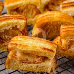 Roti Bakar Puff Pastry Keju Strawberry