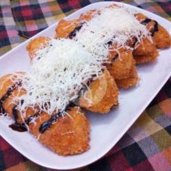 Pisang Crispy With Toping Keju Strowberi