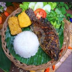 Ikan Nila Bakar Kumplit