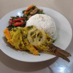 Nasi Ikan Mas Acar  Sayur   Es Teh