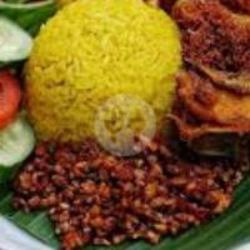 Nasi Kuning Ayam Goreng