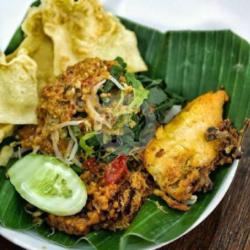 Nasi Pecel Pincuk Ikan Ayam Khas Mediun