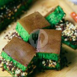 Bangka Pandan Kacang Coklat Susu Wijen