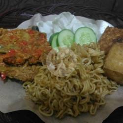 Indomie Ayam Goreng Kremes Komplit