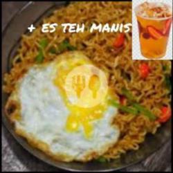 200. Indomi Goreng Tripel Telor Saos Cabe Potong.