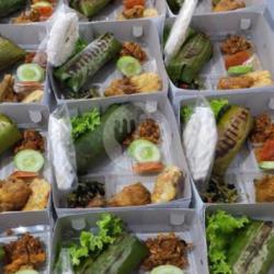 Nasi Kotak Berkah Isi 10 Nasi Bakar Isi ( Ayam/cumi )   10  Ayam Goreng   Tahu   Tempe   Kerupuk   Sambel   Ikan Asin