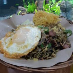 Mie Cumi Hitam    Telur Ceplok 1 / 2 Matang