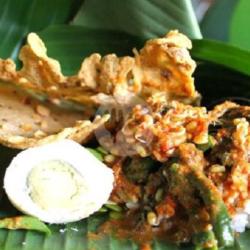 Nasi Pecel Telur Rebus