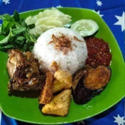 Nasi Ayam Goreng Paha Atas Atau Paha Bawa Tahu Tempe Terong Lalapan Timun Kol Maap Kalau Kemangi Kadang Hbs