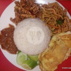 Nasi Jotos Mie Goreng Dan Telur Dadar