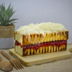 Roti Bakar Khas Bandung Strawberry Keju