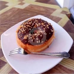 Peanut Chocolate Donut (donat Coklat Kacang)