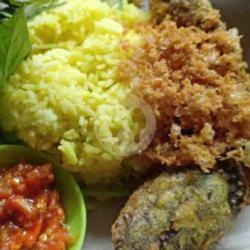 Nasi Kuning Lele Kremes