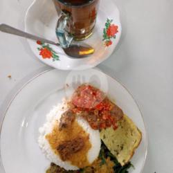 Nasi Ayam Balado   Telur Dadar   Teh Hangat Manis