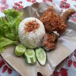 Ayam Kremes Nasi Biasa / Nasi Uduk. Tahu Tempe