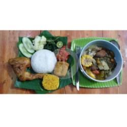 Paket 5 (nasi   Ayam   Tahu   Tempe   Sayur Asem   Sambal   Lalapan)