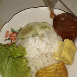 Nasi Putih   Tahu   Tempe   Lalapan   Sambal Lamogan