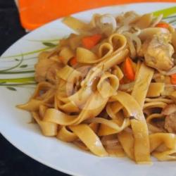 Kwetiaw Goreng / Kuah Ayam