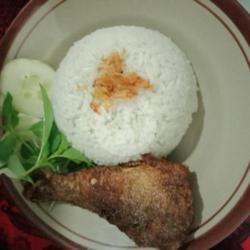 Nasi Uduk   Bandeng Presto   Sambal   Lalapan