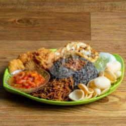 Nasi Goreng Tinta Cumi Komplit