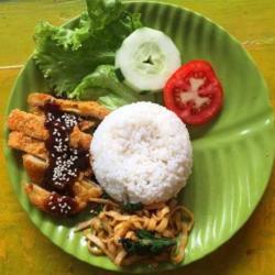 Nasi Putih   Chicken Nugget   Irisan Telur Dadar   Orek Tempe   Lalapan   Saus Sambal