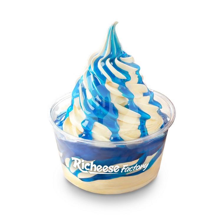 Ice cream cup dengan rasa Blue Raspberry Cheese. 
