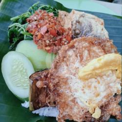 Nasi Tempong Telur Ceplok Sambel Trasi Ndower