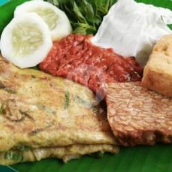 Lalapan Telur Dadar Nasi