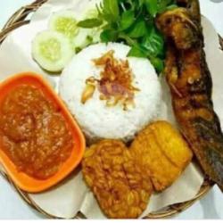 Pecel Lele Tempe Tahu Lalaban