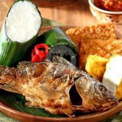 Lalapan Ikan Mas (nasi   Ikan Mas Goreng   Lalapan   Sambal Mantab   Es Teh).