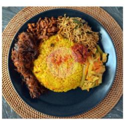 Nasi Kuning Ayam Serundeng