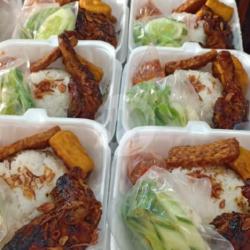 Nasi Uduk Ayam Bakar Plus Tempe Tahu