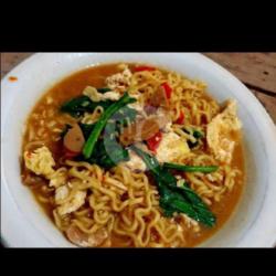 Mie Nyemek Kari Ayam Bakso   Es Teh