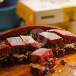 Red Velvet Keju Kacang Coklat (b)